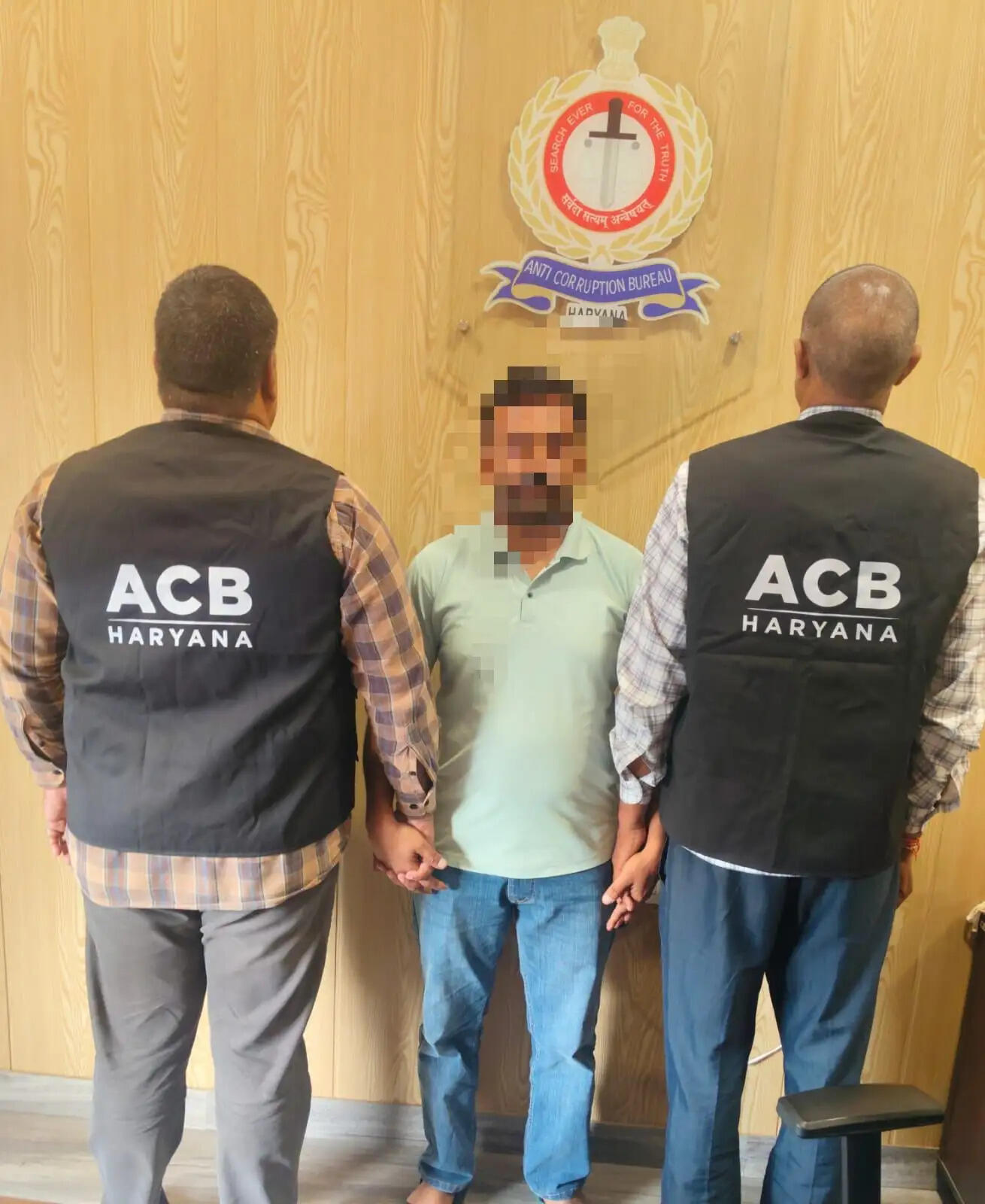 पलवल:जनस्वास्थ्य विभाग का क्लर्क पांच हजार रुपये रिश्वत लेते गिरफ्तार