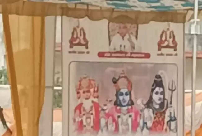 खजुराहो में संत रामपाल के सत्संग में हंगामा, देवताओं के अपमान का आरोप