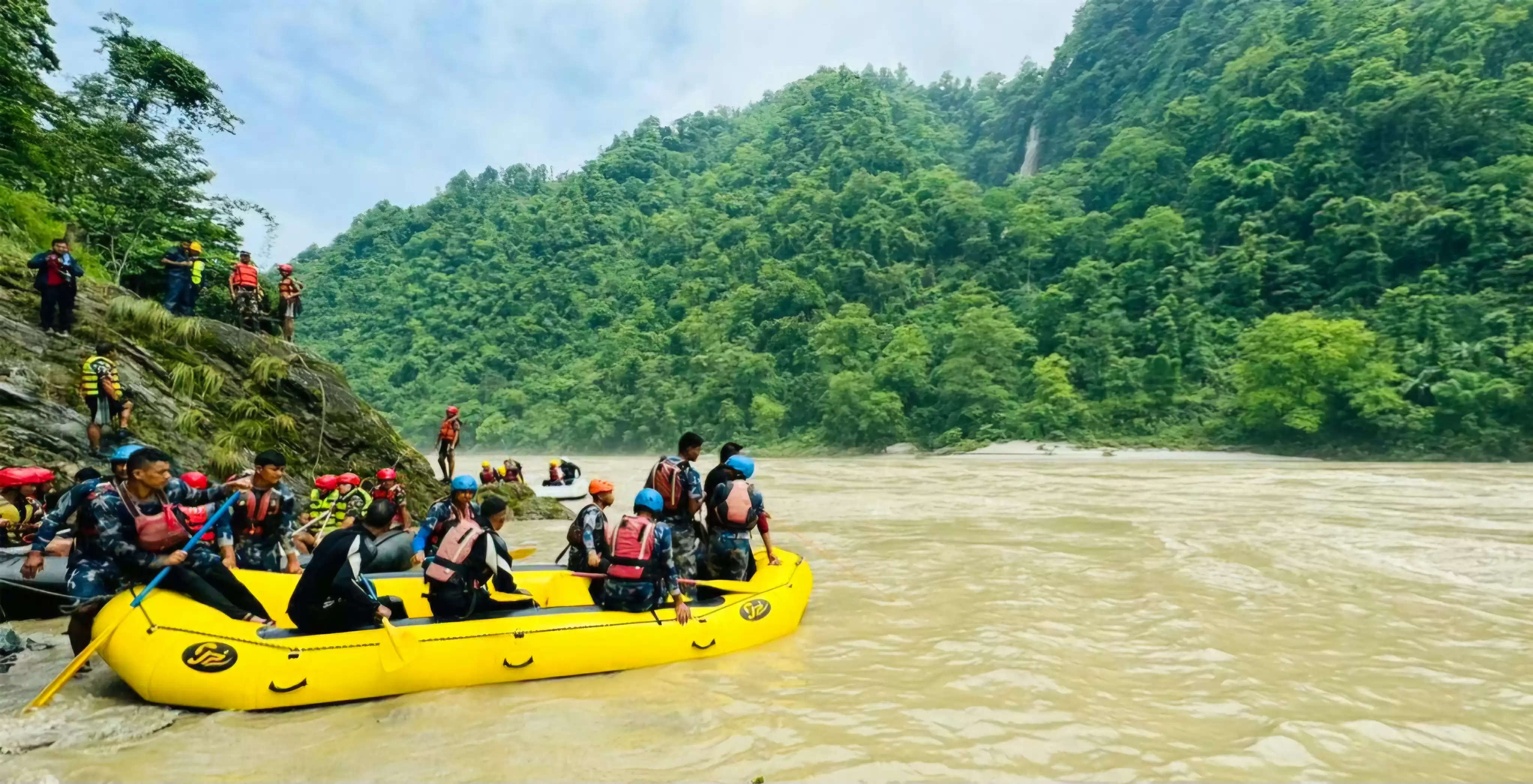 नेपाल में नदी में समाई बसों और यात्रियों को खोजने के लिए एनडीआरएफ ने संभाली कमान