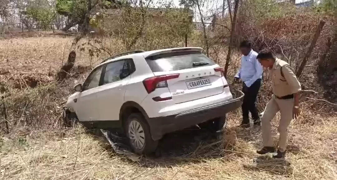 बलरामपुर : वाड्रफनगर एसडीएम की निजी कार गढ्ढे में जा गिरी, सभी सुरक्षित