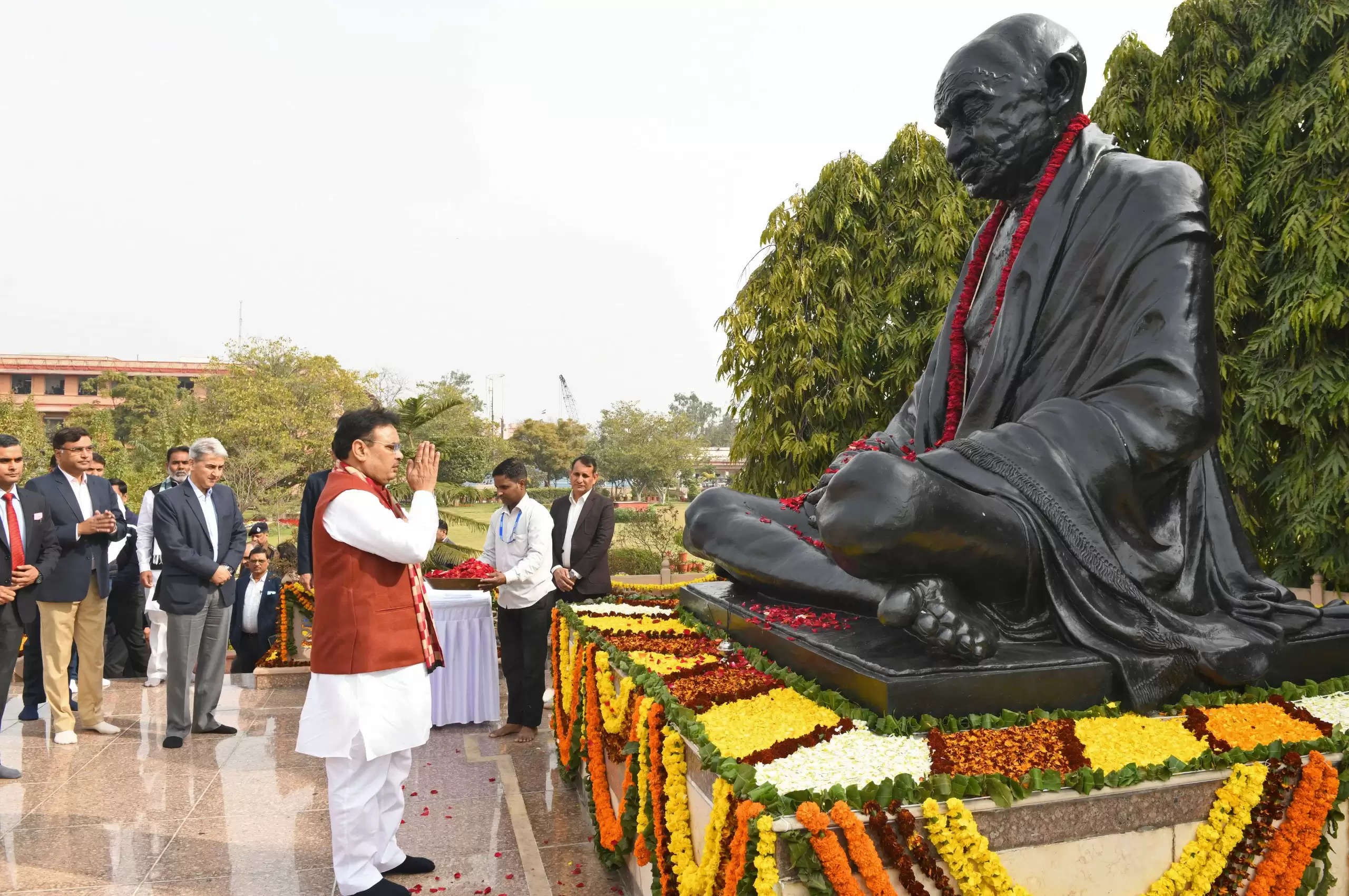 मुख्यमंत्री भजनलाल शर्मा ने महात्मा गांधी जी की प्रतिमा पर श्रद्धासुमन किए अर्पित