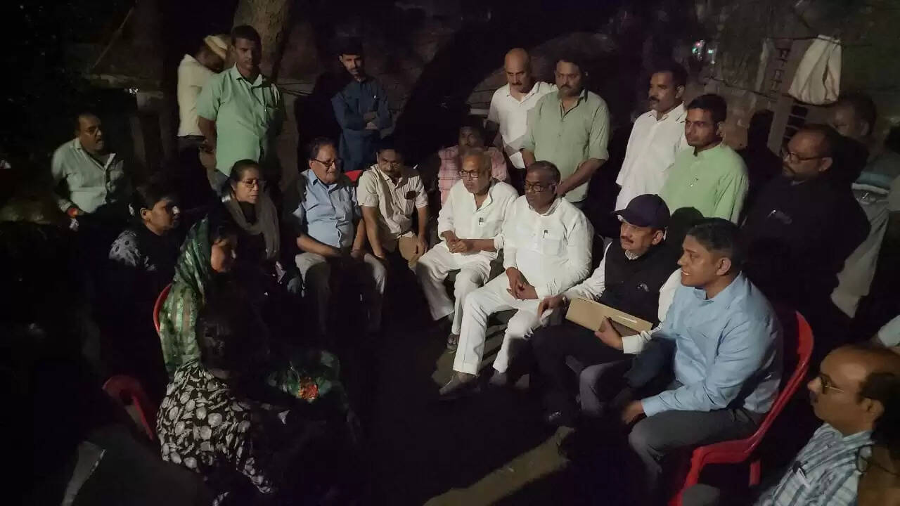 देर रात सांत्वना देने मृतकों के घर पहुंचे राज्यमंत्री