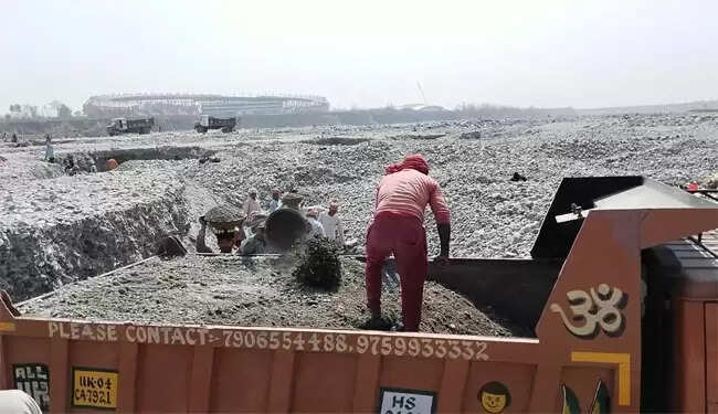 गौला में खत्म होने वाला है रेता बजरी बड़ा कारोबार फावड़े-बेलचे फिर हो जाएंगे खामोश