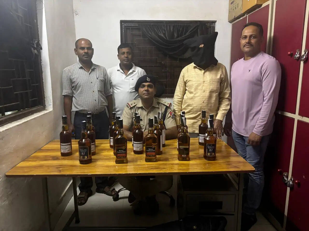 आरपीएफ ने रांची रेलवे स्टेशन पर शराब की 18 बोतलों के साथ आरोपी को किया गिरफ्तार