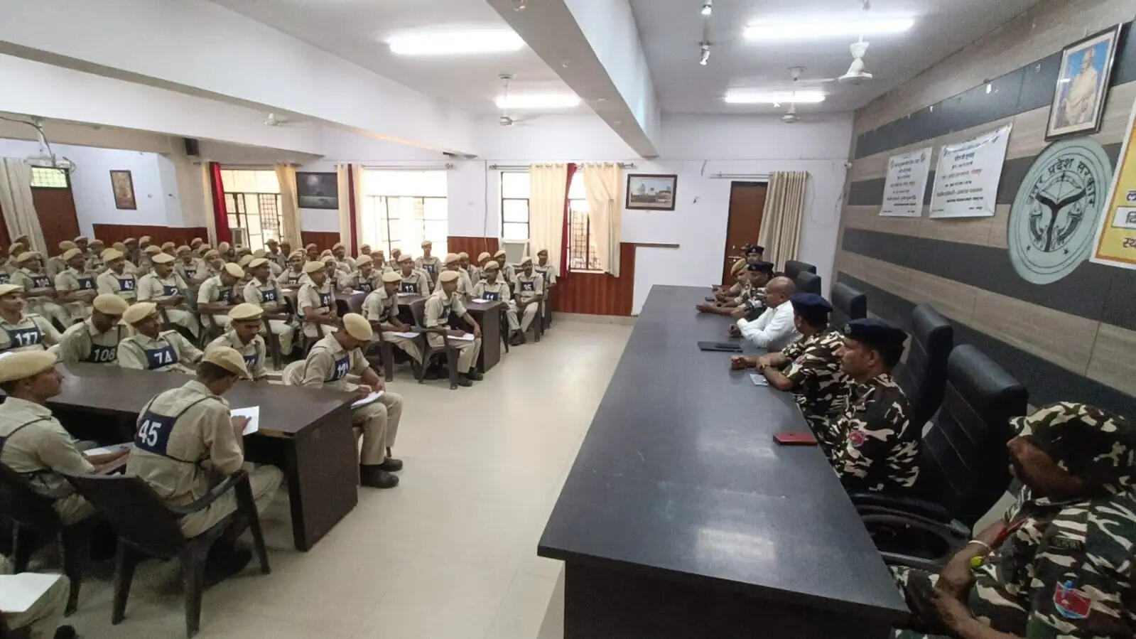 नायब तहसीलदार भागीरथी सिंह ने राजस्थान पुलिस कर्मियाें काे कार्यप्रणाली से कराया अवगत