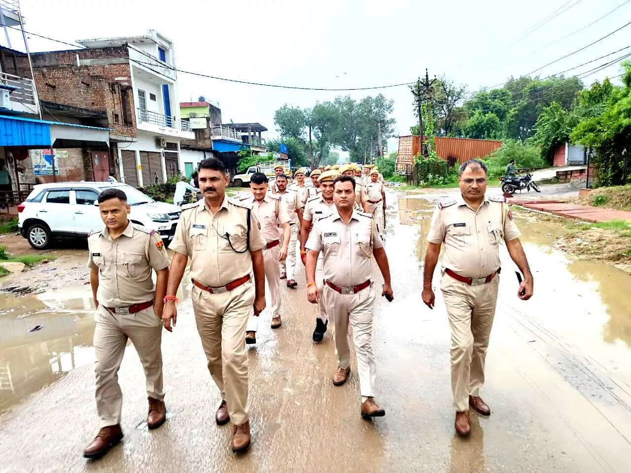 निकाय चुनाव : पुलिस ने निकाला फ्लैग मार्च