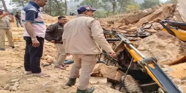 सड़क निर्माण के दौरान गिरा मलबा, जेसीबी चालक की मौत