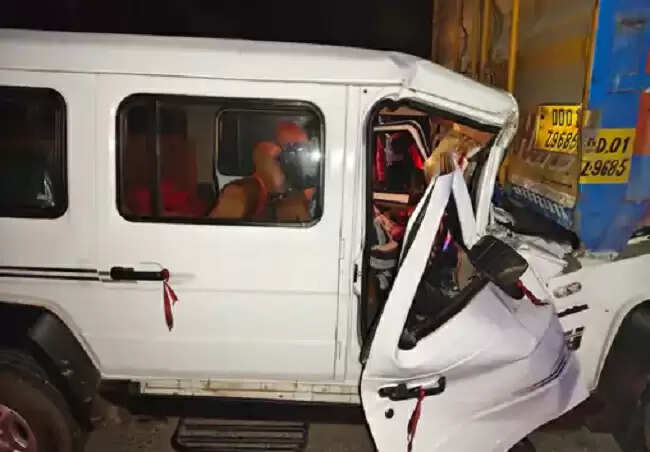 मप्र के मैहर में कंटेनर में पीछे से घुसी श्रद्धालुओं की गाड़ी, चार की मौत व 12 घायल