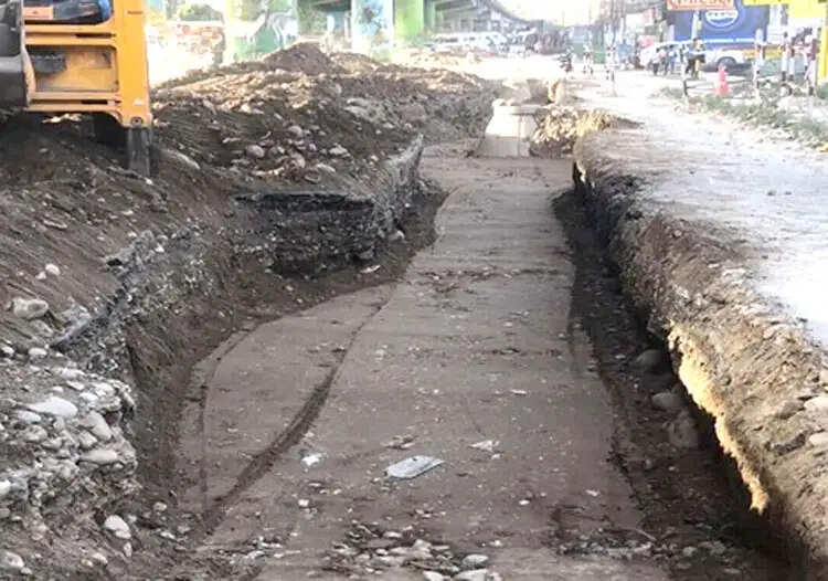 सीवरेज कार्य के चलते खोदी सड़कों पर सख्ती, चारधाम यात्रा से पहले मरम्मत तेज