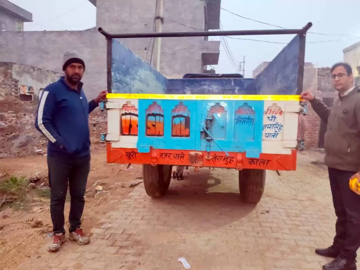 हिसार : धुंध व रात्रि दुर्घटनाओं से बचाव के लिए निःशुल्क रिफ्लेक्टर टेप किए वितरित