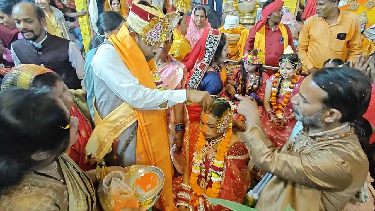 श्रीमद्भागवत कथा के मंच पर साकार हुआ रुखमणि विवाह एक जोड़ा दाम्पत्य जीवन में बंधा