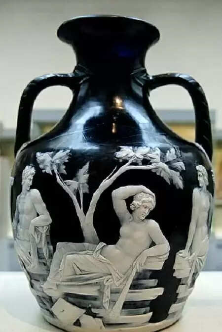 इतिहास के पन्नों में 07 फरवरीः &nbsp;वह टूटा हुआ फूलदान, जिसे लंदन के ब्रिटिश म्यूजियम में सजाया गया