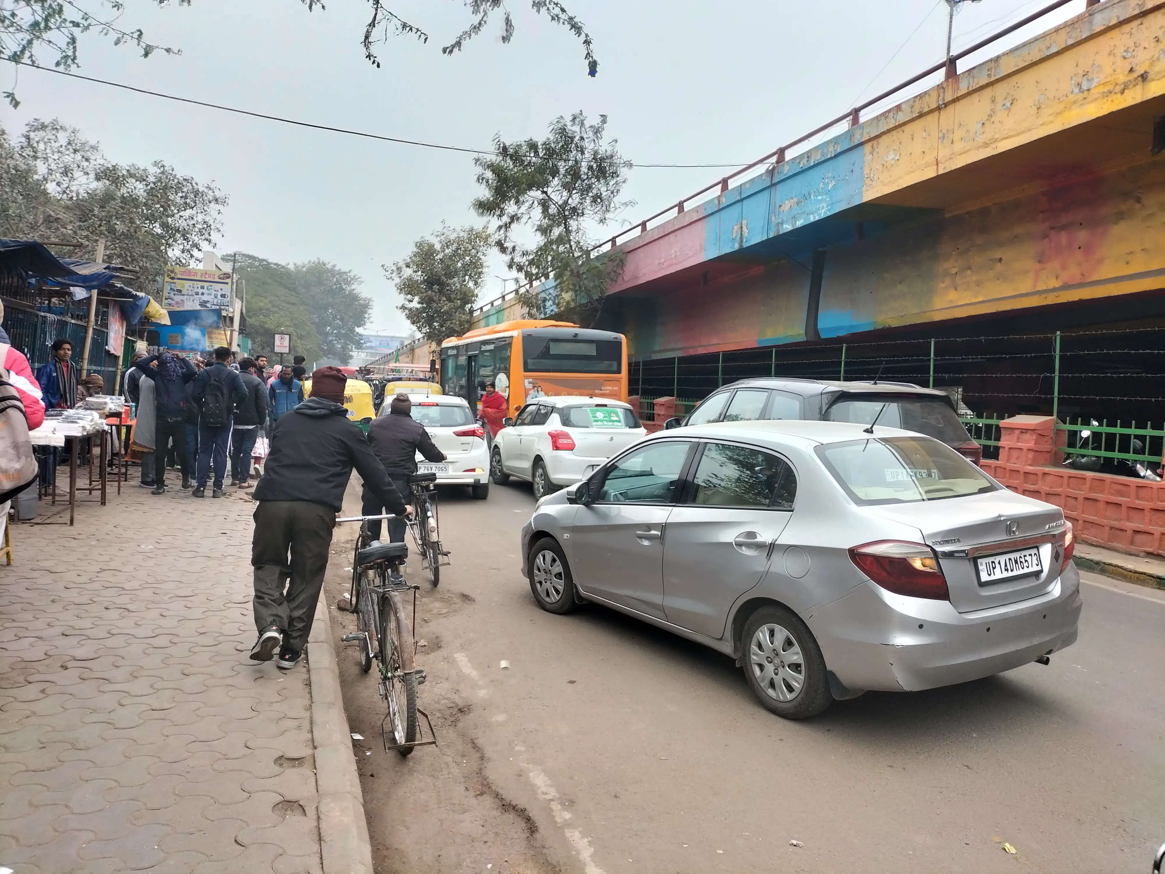 मांगों को लेकर किसानों ने जीडीए कार्यालय घेरा, लगा जाम