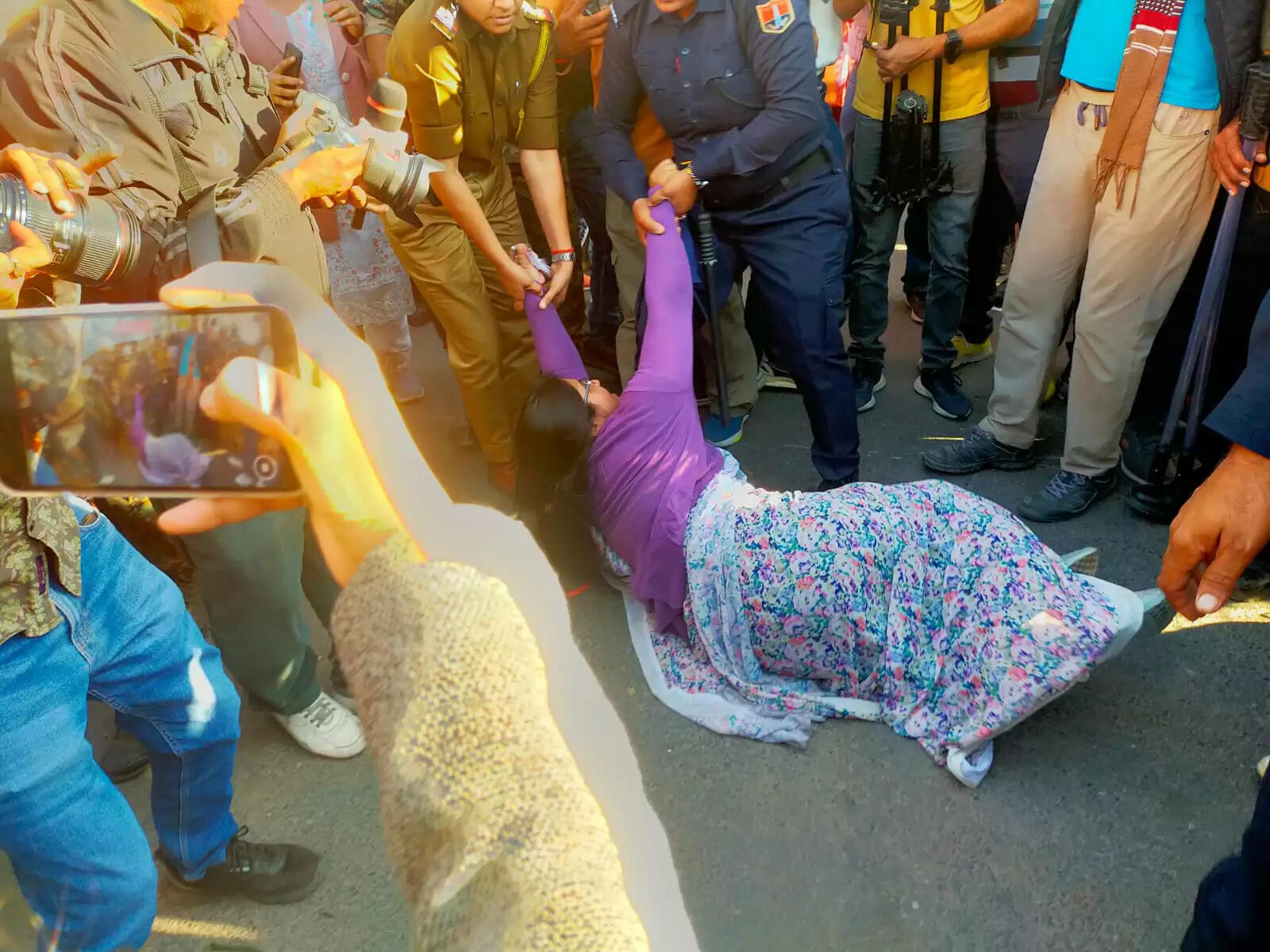 नेशनल हेराल्ड मामले में ईडी की कार्रवाई के विरोध में कांग्रेस का जोरदार प्रदर्शन