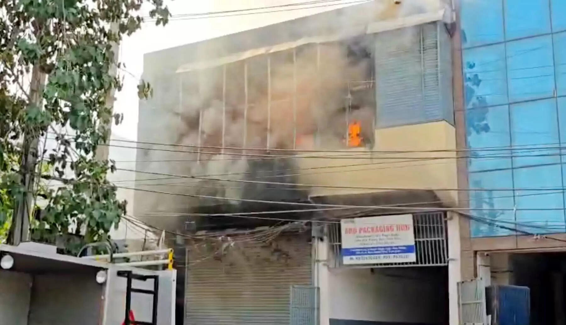 गुरुग्राम: कागज पैकेजिंग गोदाम में लगी भीषण आग से लाखों का नुकसान