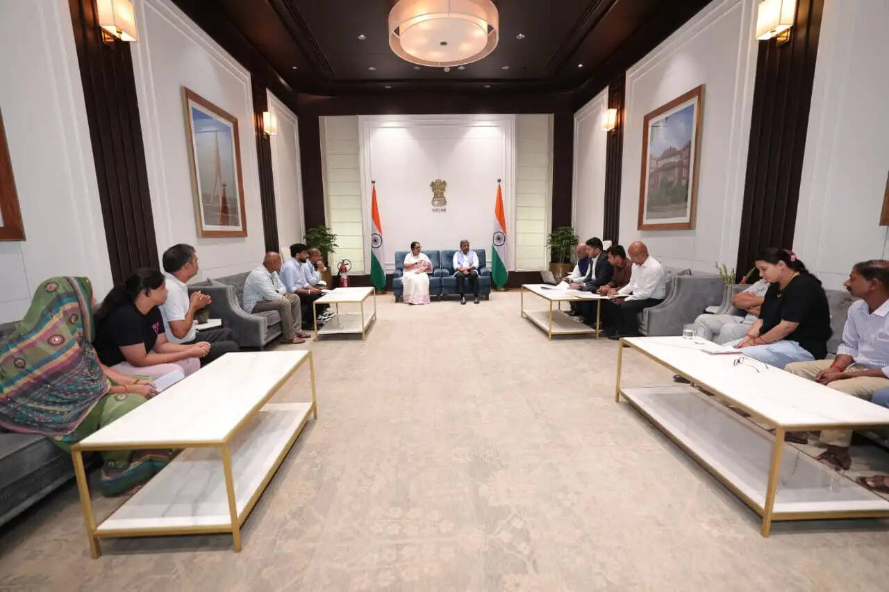 दिल्ली सरकार ने मालवीय नगर और सैदुलाजाब के पीड़ित परिवारों को 10-10 लाख रुपये की सहायता राशि सौंपी