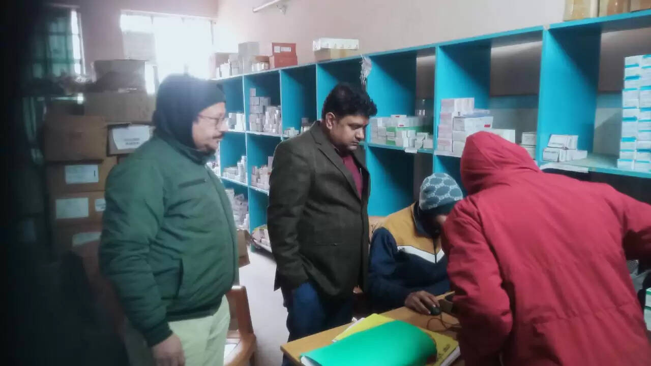 डुमरांव अनुमंडलीय अस्पताल का एसडीएम ने किया औचक निरीक्षण