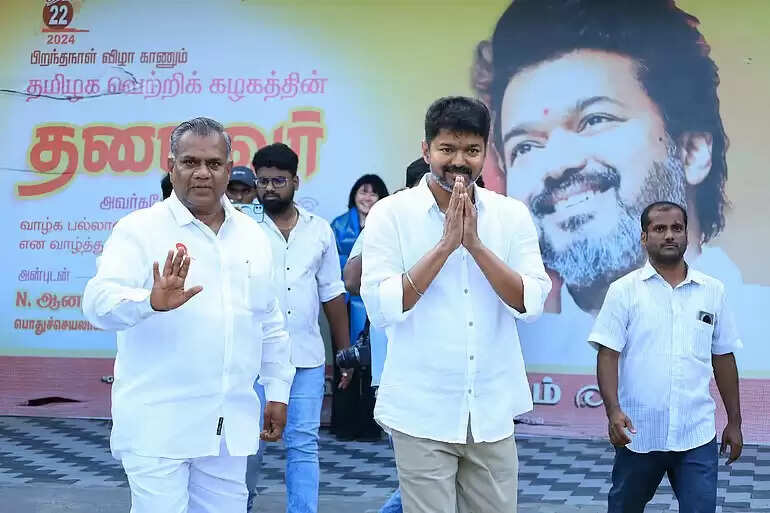 टीवीके नेता विजय ने करूर हादसे के पीड़ित परिजनों से की मुलाकात,हर संभव मदद का दिया भरोसा