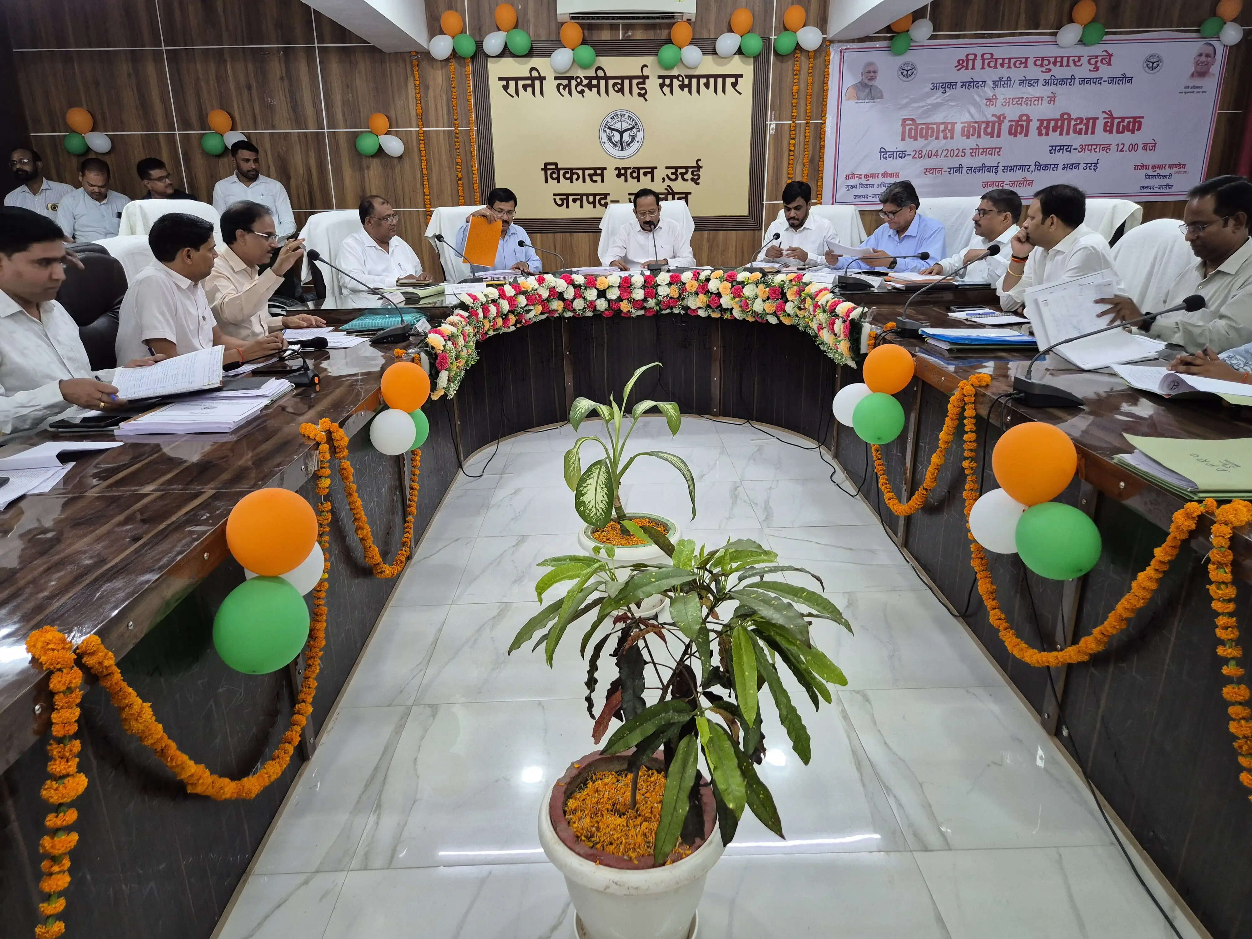 शहर और ग्रामीण इलाकों में पर्याप्त बिजली मुहैया करायी जाए: मंडलायुक्त