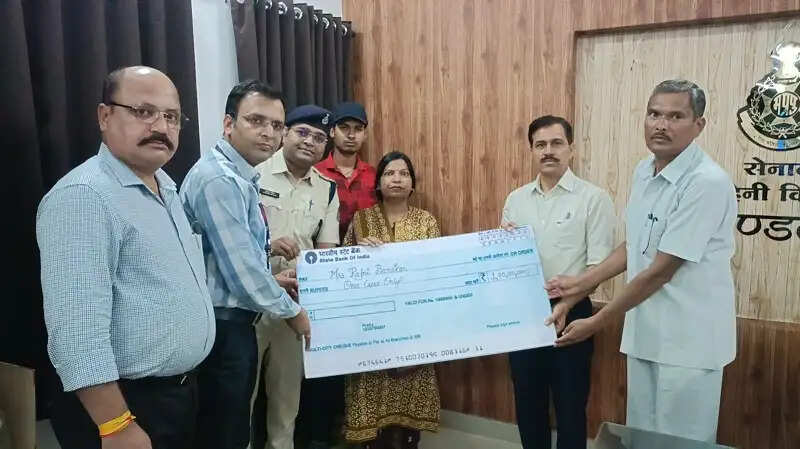 मप्रः दिवंगत पुलिसकर्मी के नॉमिनी को मिली एक करोड़ रुपये की सहायता