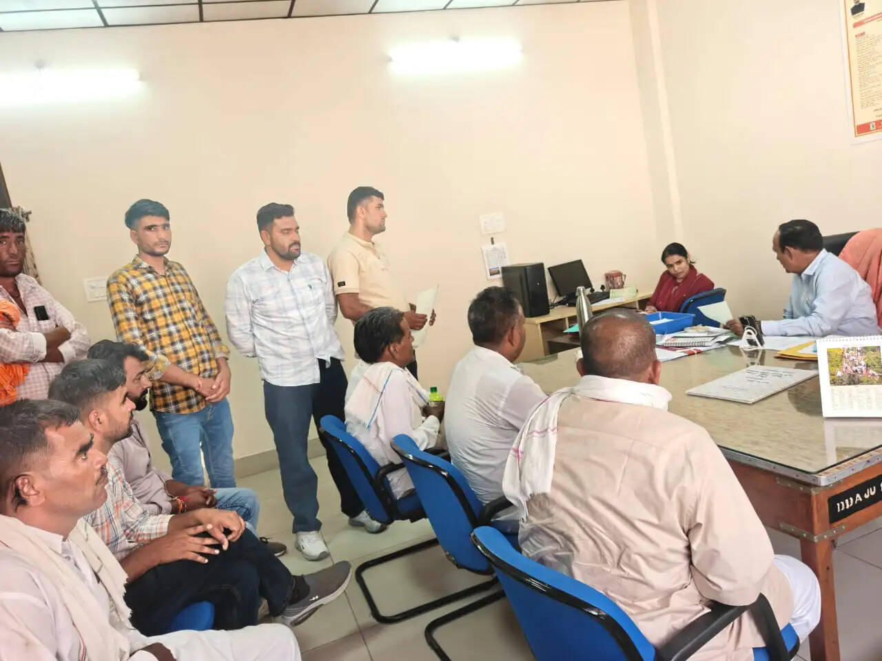 फसल बीमा मुआवजा दिलाने की मांग, किसानों ने सौंपा ज्ञापन