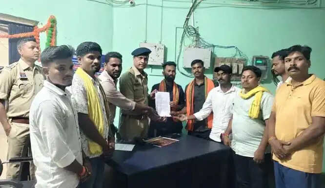 फेसबुक पर भ्रामक पोस्ट के विरुद्ध भाजपा ने एफआईआर के लिए थाना प्रभारी को सौंपा ज्ञापन