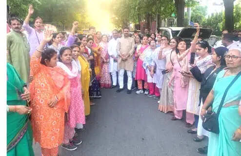 वक्ताओं ने कहा, ‘नारी शक्ति का स्वाभिमान, विपक्ष ने फिर किया अपमान’