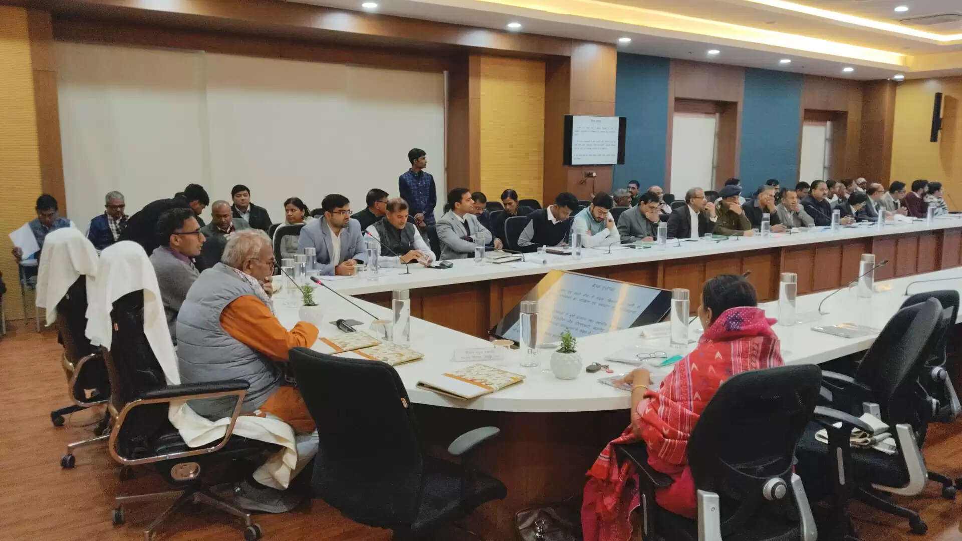 जिला प्रभारी मंत्री का सडक़, बिजली व पानी व्यवस्था सुदृढ़ करने के दिए निर्देश