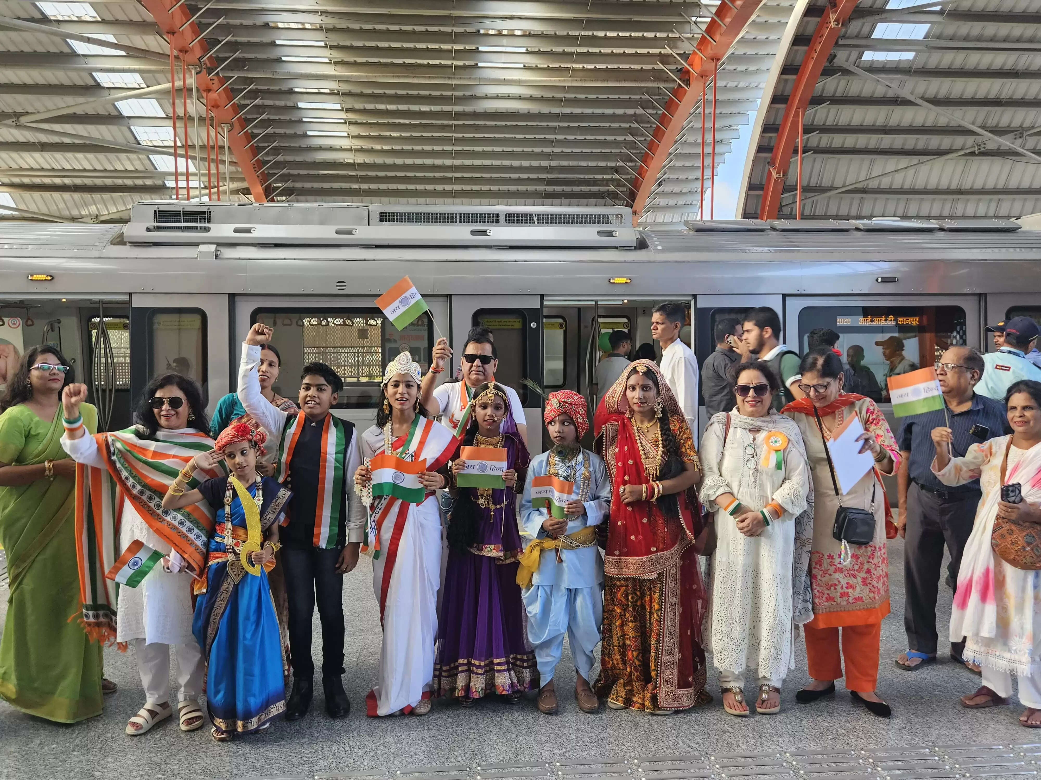 स्वतंत्रता सेनानियों और राधा-कृष्ण की वेशभूषा में बच्चों ने मेट्रो जॉयराइड का लिया आनंद