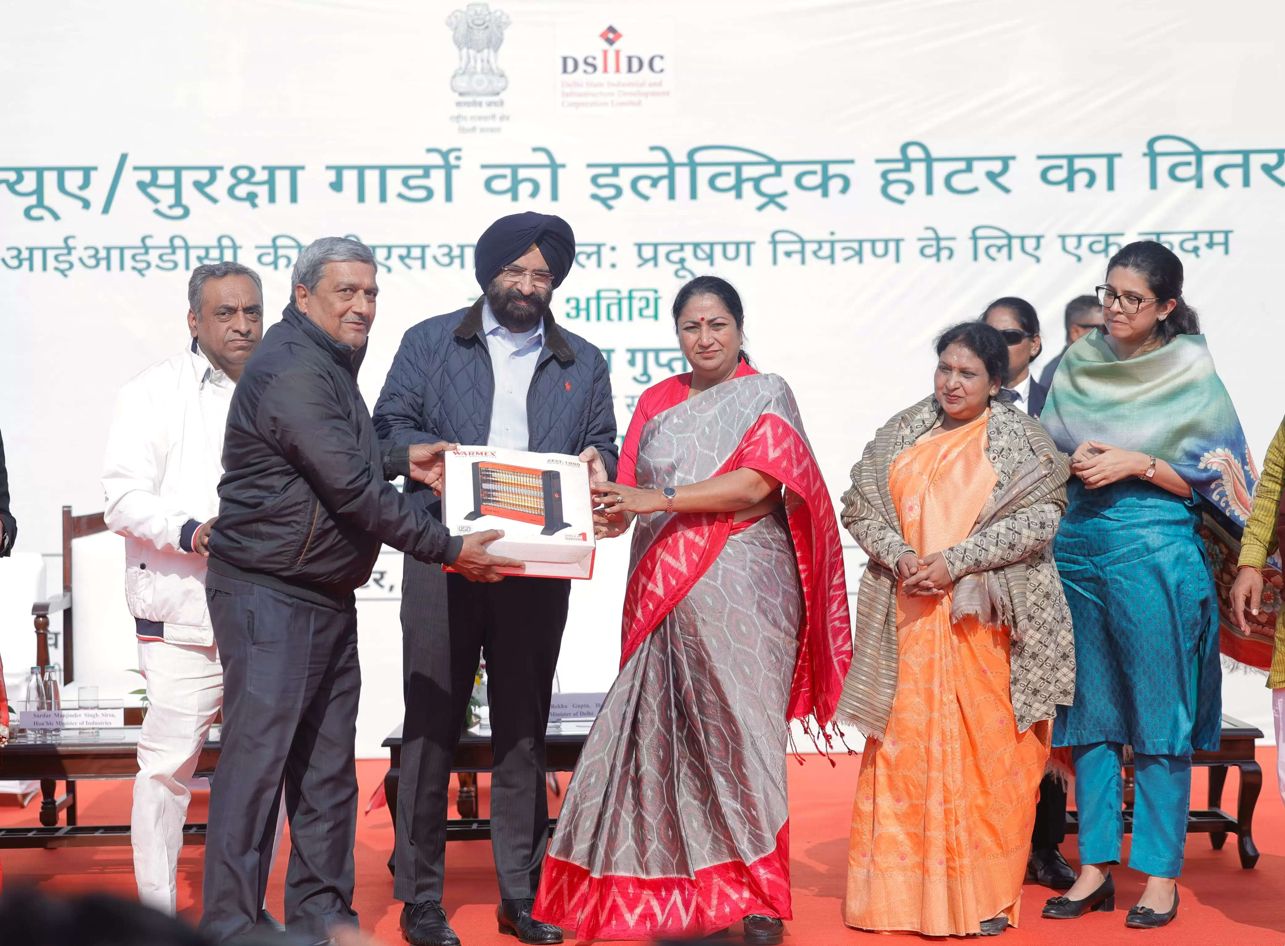 मुख्यमंत्री ने चौकीदारों को दिए इलेक्ट्रिक हीटर, बोलीं - प्रदूषण कम करने के लिए युद्ध-स्तर पर कार्य जारी