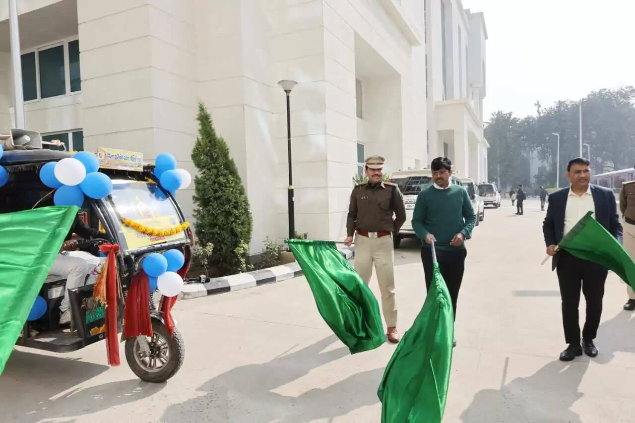 जिला पदाधिकारी ने सड़क सुरक्षा जागरूकता रथों को किया रवाना, पूरे माह चलेगा अभियान