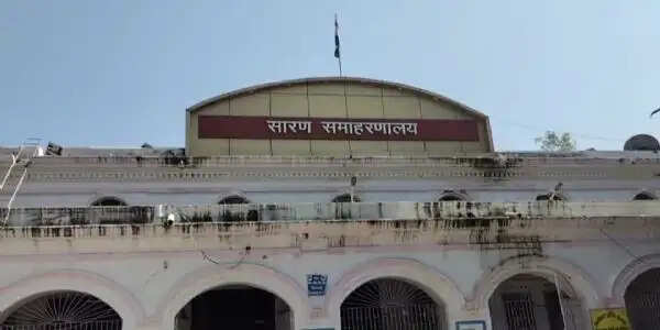 सारण में बाढ़ राहत कार्यों में लापरवाही पर प्रखंड स्तरीय कई अधिकारियों समेत प्रधान लिपिक पर हुई कार्रवाई