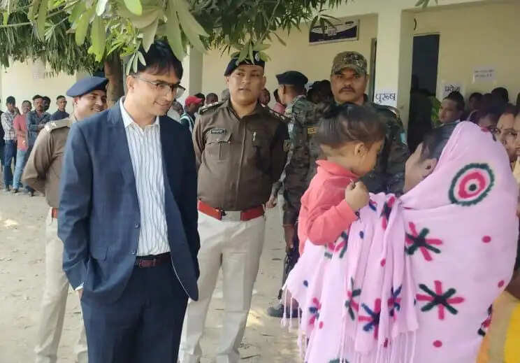 सख्त सुरक्षा में शांतिपूर्ण मतदान का डीसी ने लिया जायजा