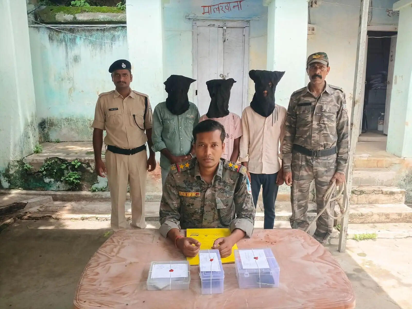 पुलिस ने तीन साइबर अपराधियों को किया गिरफ्तार, मोबाइल और सिम कार्ड बरामद