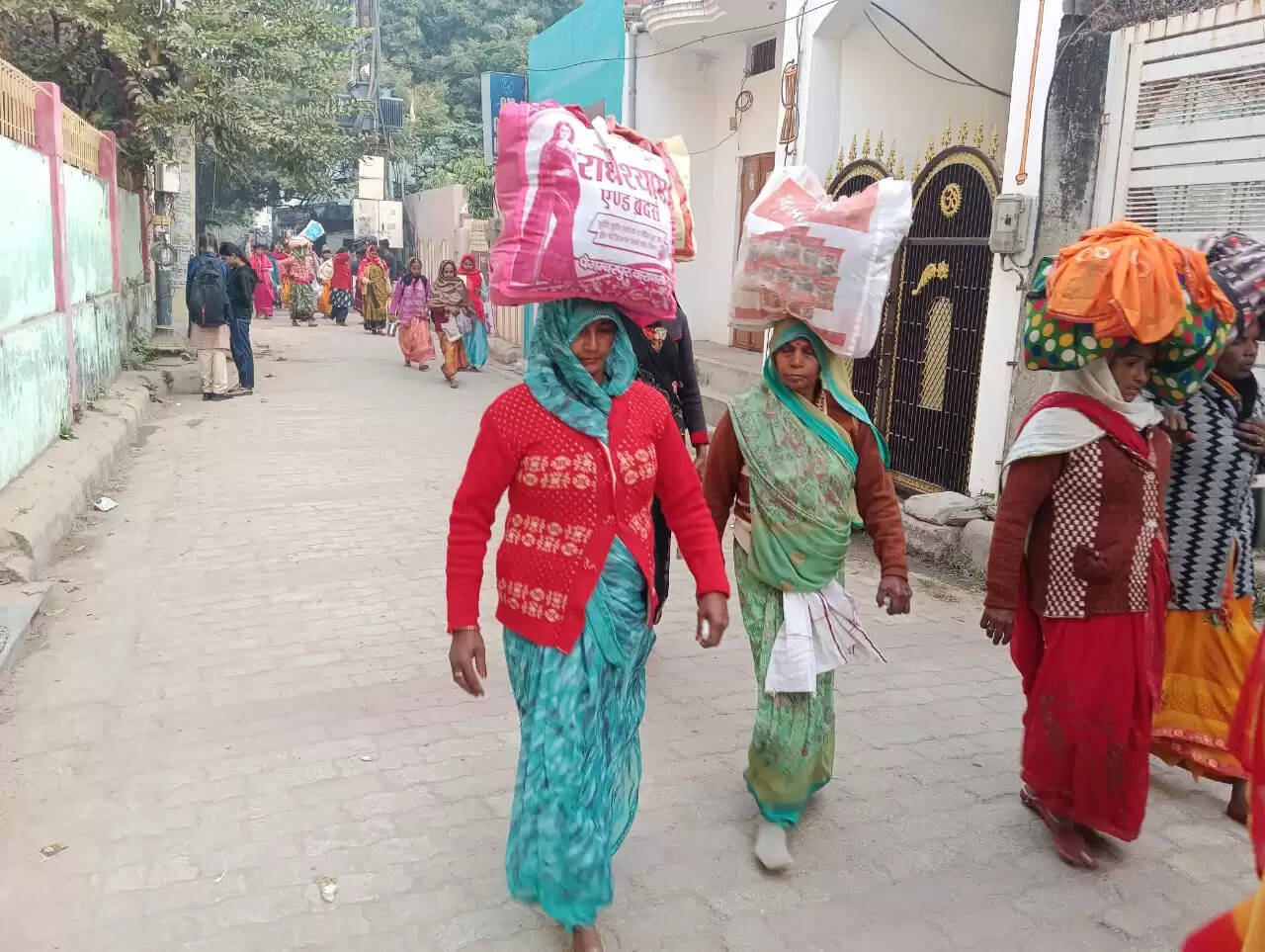 वाराणसी: सर्द मौसम में श्रद्धालु सिर पर बोरा और हाथ में झोला लेकर निकले अंतरगृही यात्रा पर
