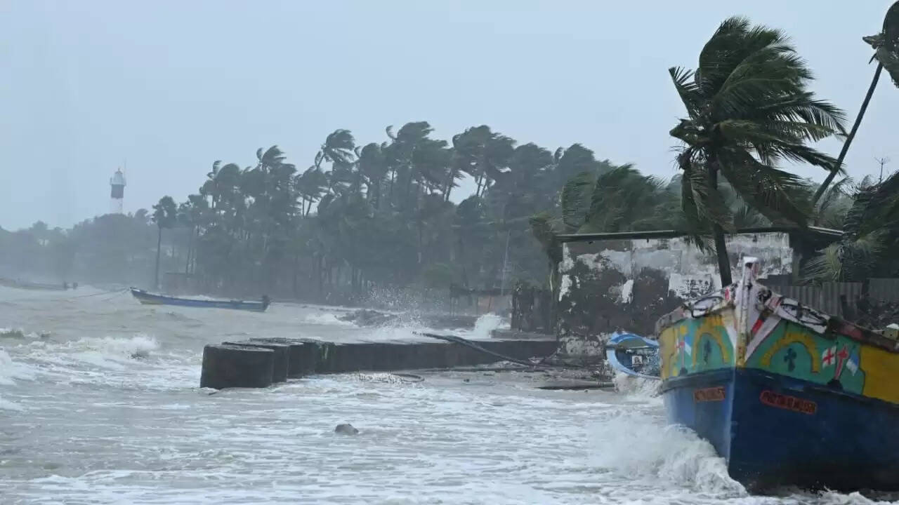 (लीड) उत्तरी तमिलनाडु, पुडुचेरी और दक्षिण आंध्र तट की ओर बढ़ रहा चक्रवाती तूफान दित्वा