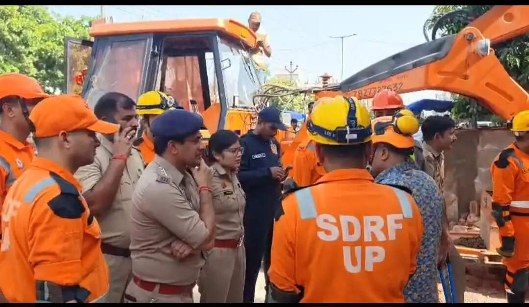 रिपेयरिंग के दौरान मकान की छत गिरी, एक मजदूर की मौत
