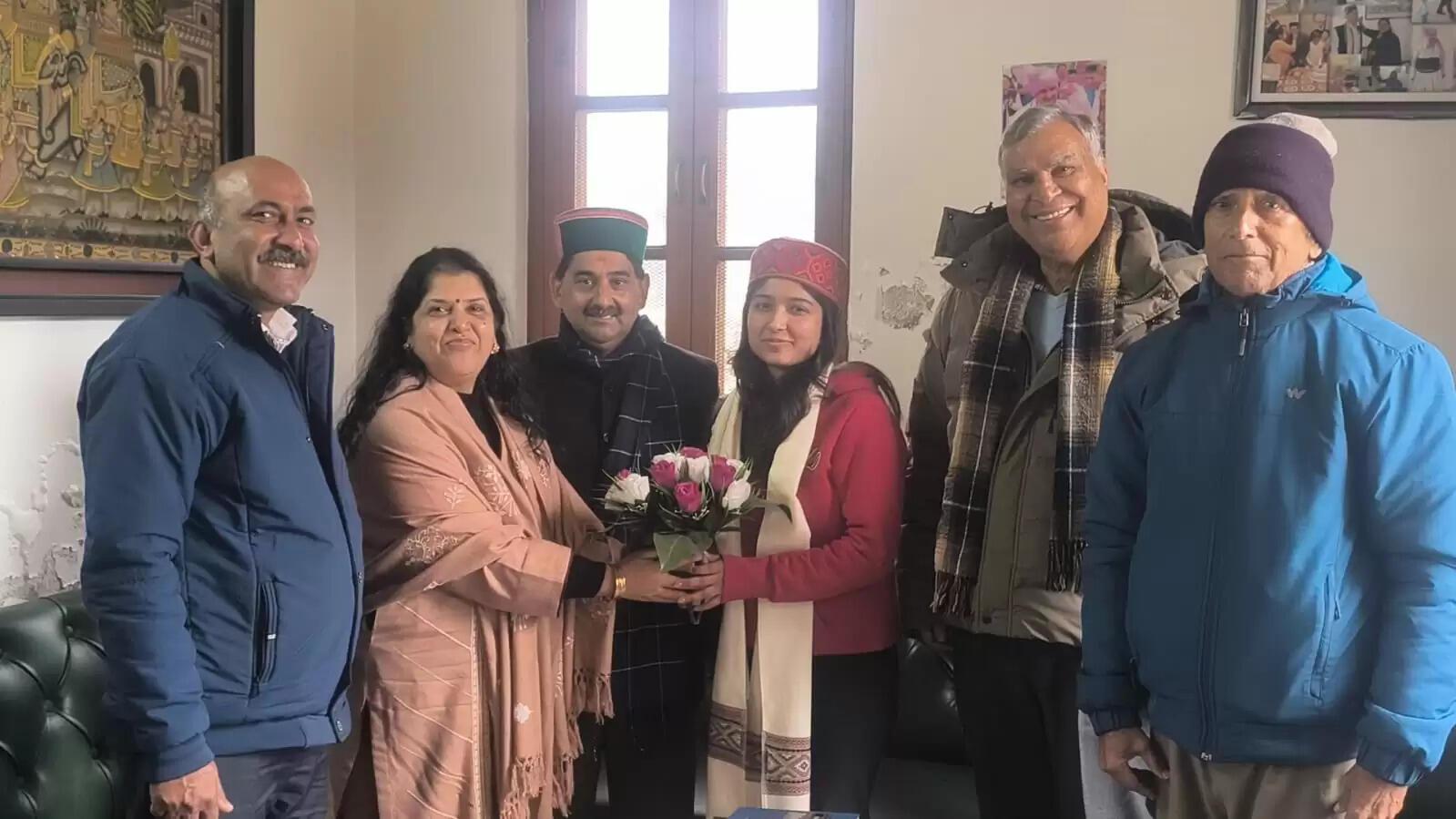 केवल सिंह पठानिया ने एचएएस परीक्षा पास करने वाली दिव्य ज्योति कटोच को किया सम्मानित