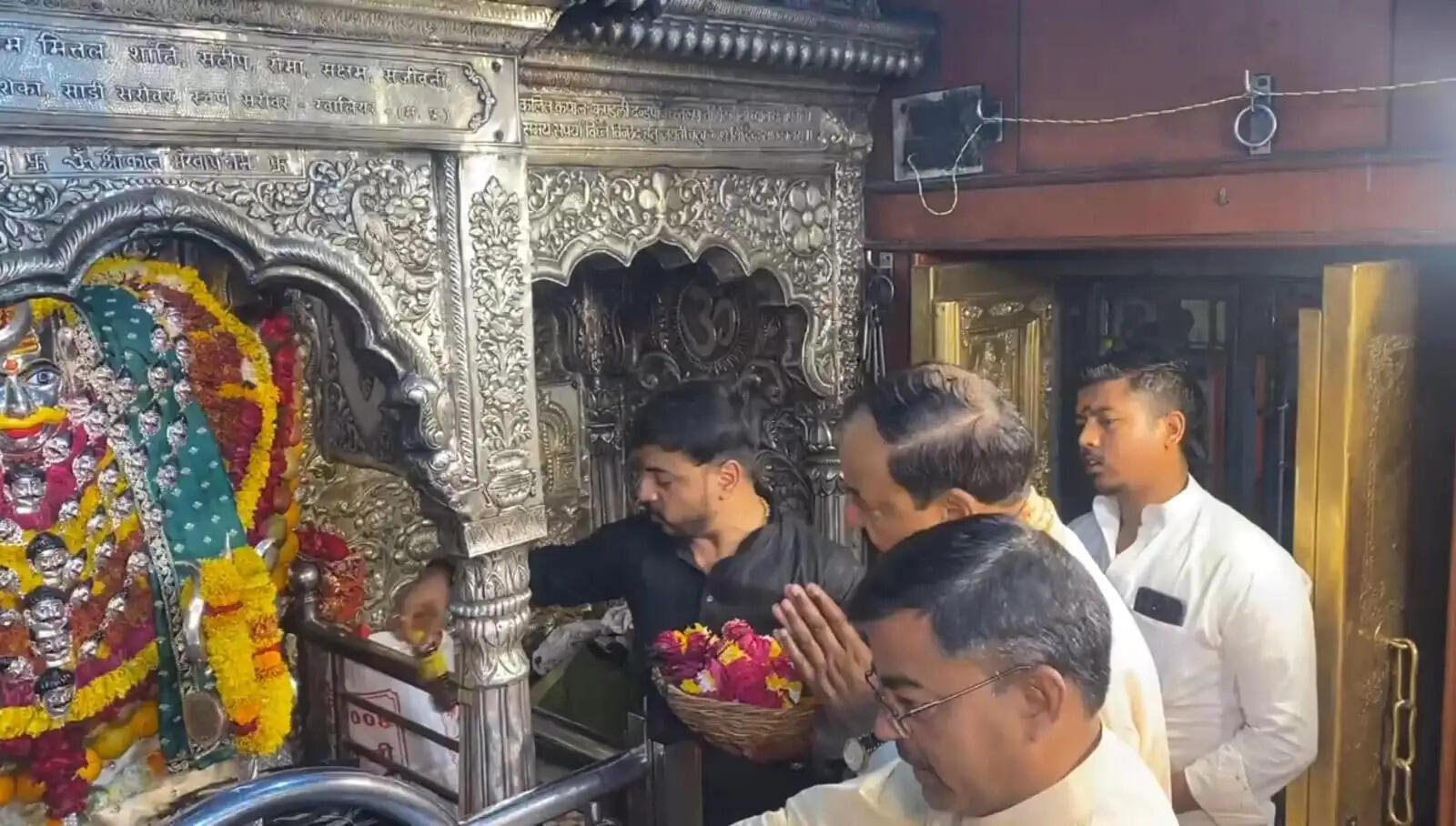 केशव प्रसाद मौर्य ने बाबा विश्वनाथ धाम में किया दर्शन, अखिलेश पर साधा निशाना