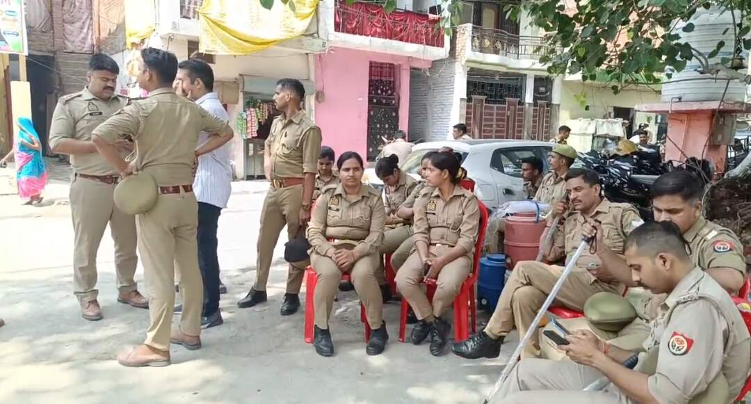 परमट स्कूल शिलान्यास से पहले सपा विधायक अमिताभ बाजपेयी के घर के बाहर भारी पुलिस बल