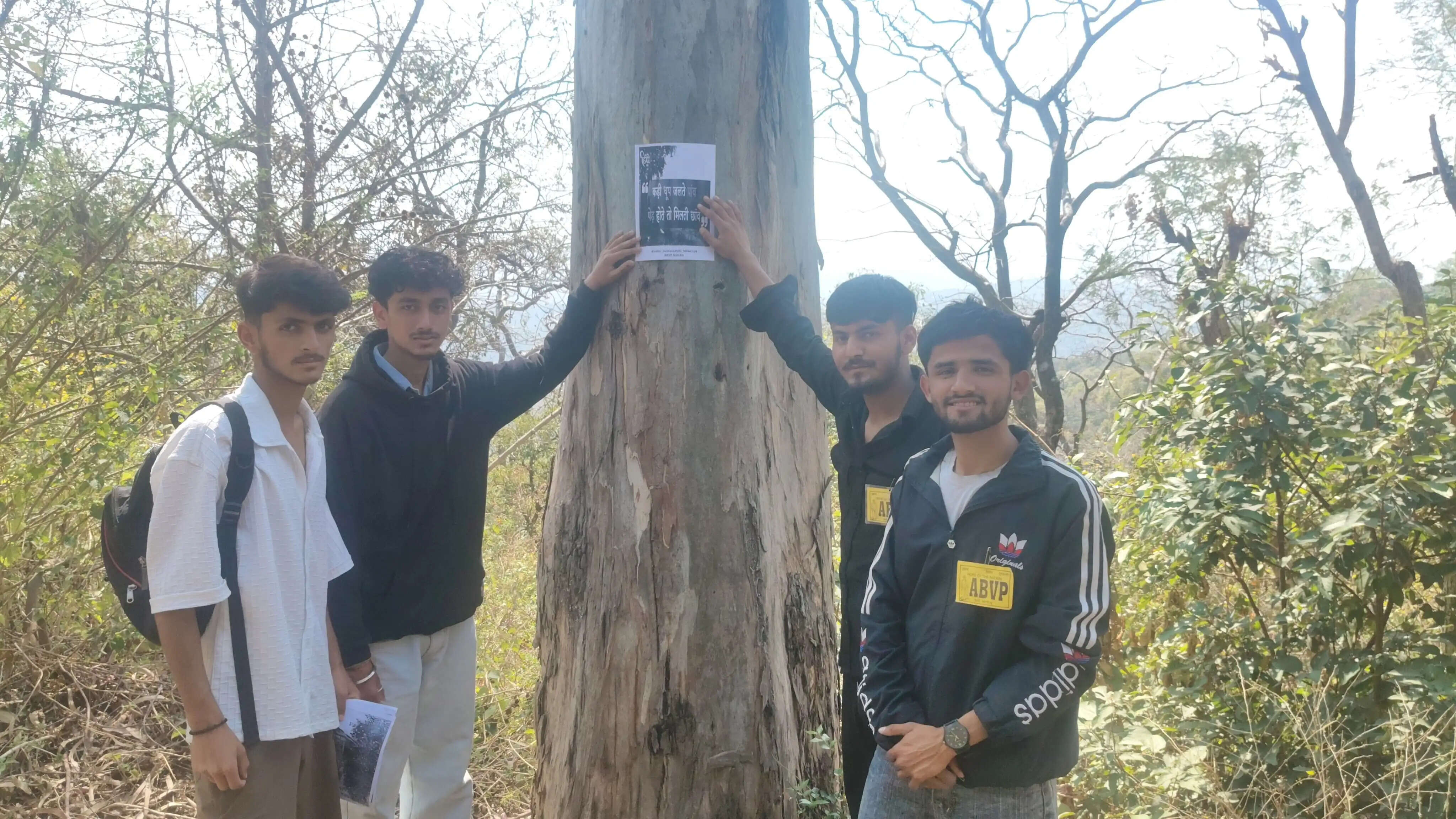 वन संरक्षण के लिए एबीवीपी नाहन का अभियान, पेड़ों पर लगाए जागरूकता पोस्टर