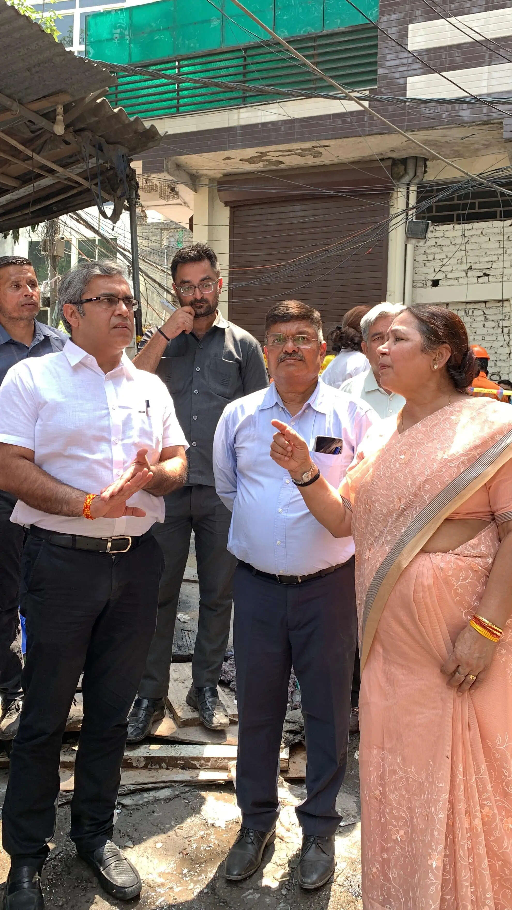 स्थायी समिति की अध्यक्ष सत्या शर्मा ने निगमायुक्त के साथ मालवीय नगर में घटनास्थल का किया दौरा