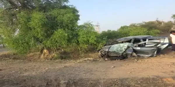 पेड़ से टकराई तेज रफ्तार कार दो की मौत