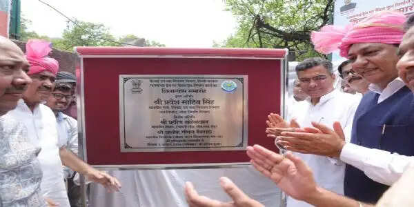 मंत्री प्रवेश साहिब सिंह ने किया फुटब्रिज निर्माण का शुभारंभ