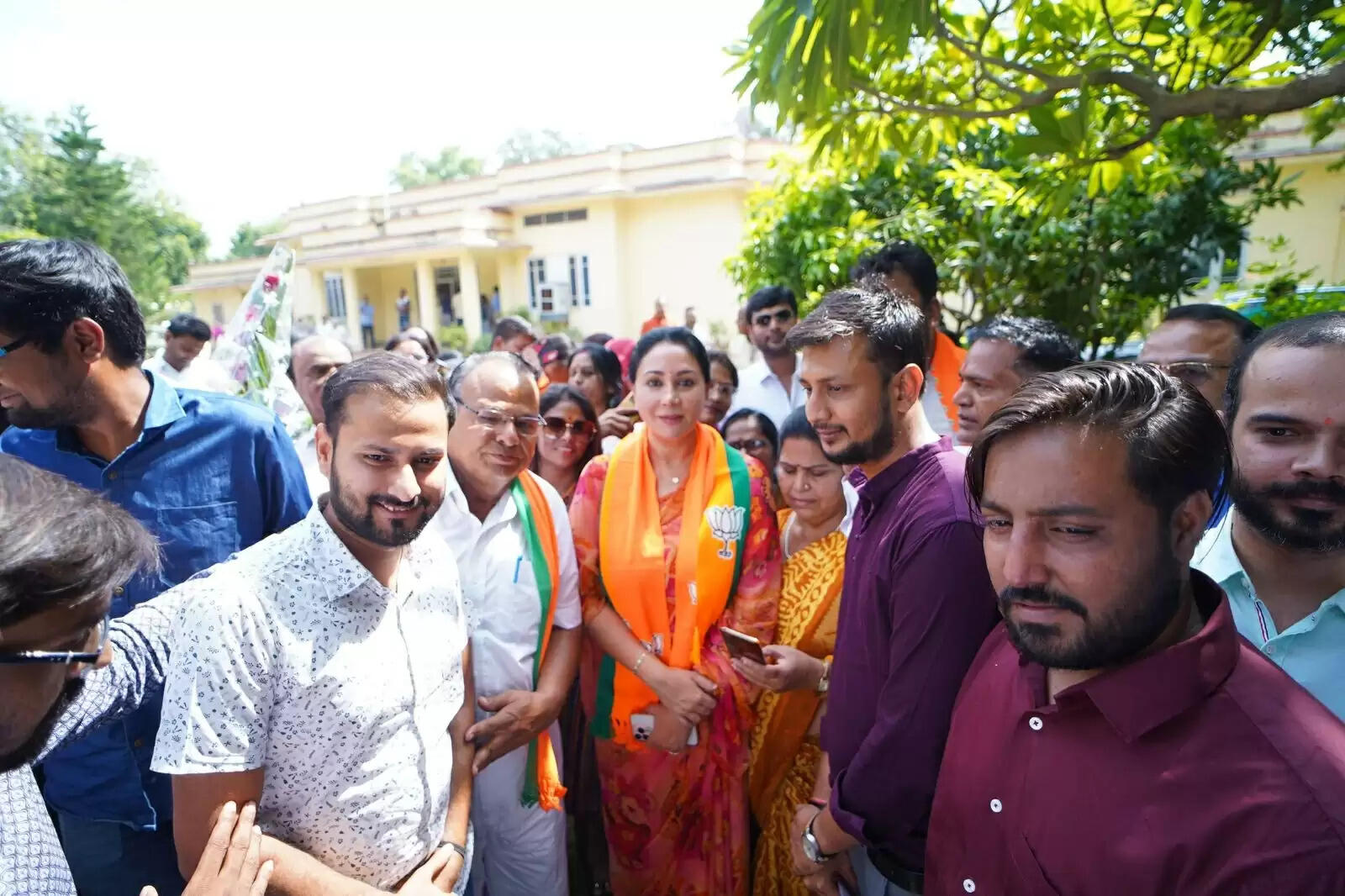 दीया कुमारी और कर्नल राज्यवर्धन सिंह राठौड को बधाई देने वालों का लगा तांता