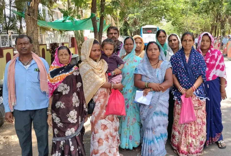 पीएम आवास सूची से जरूरतमंदों का नाम गायब, ग्रामीणों ने कलेक्ट्रेट में बोला हल्ला