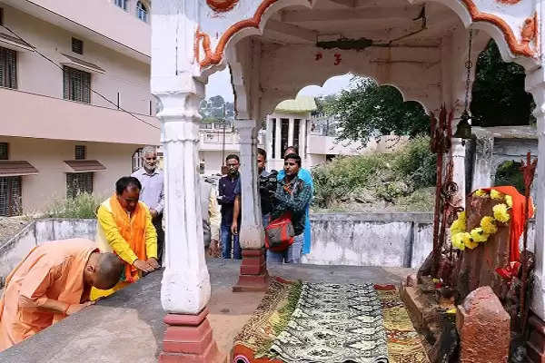 देवभूमि पर योगी ने किए गुरु गोरक्षनाथ के दर्शन, बोले- अलौकिक शांति एवं आनंद की अनुभूति हुई