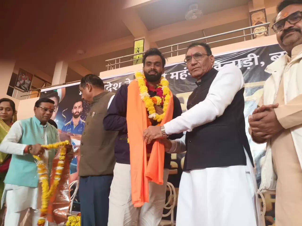 राजगढ़ः ब्यावरा के गजेन्द्र का आइएसपीएल में चयन, राज्यमंत्री पंवार ने किया सम्मानित