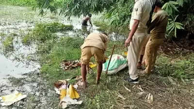 बिहार में तालाब से शराब की बोतलें बरामद, पुलिस भी हुई हैरान