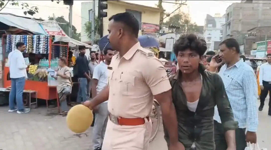 दिनदहाड़े धराया चैन स्नैचर, बच्चे की मां ने दिखाई बहादुरी